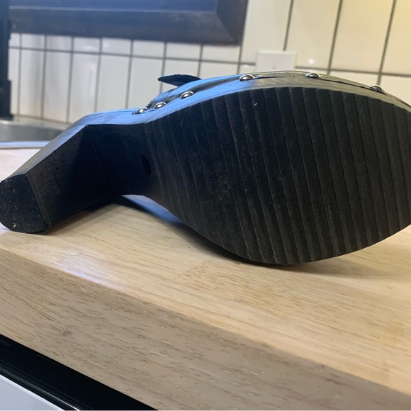 Women’s BCBGIRLS clogs size 8.5 - Picture 2 of 3